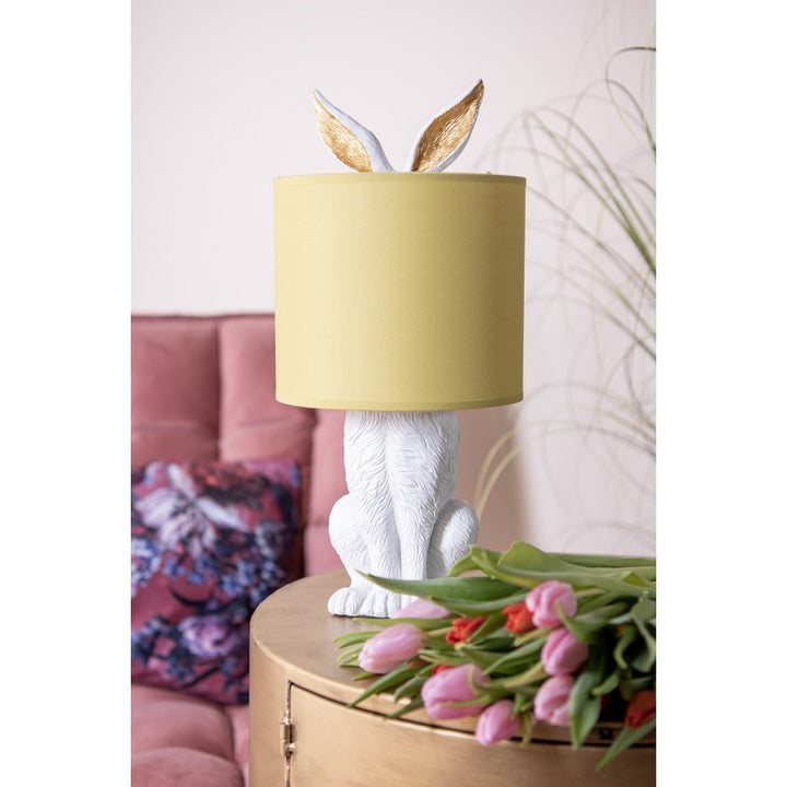 Tischlampe Kaninchen – dekorative Designlampe aus Polyresin in Weiß mit gelbem Lampenschirm