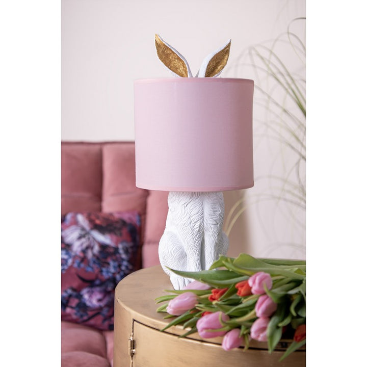 Tischlampe Kaninchen – elegante Designlampe aus Polyresin in Weiß mit rosafarbenem Lampenschirm