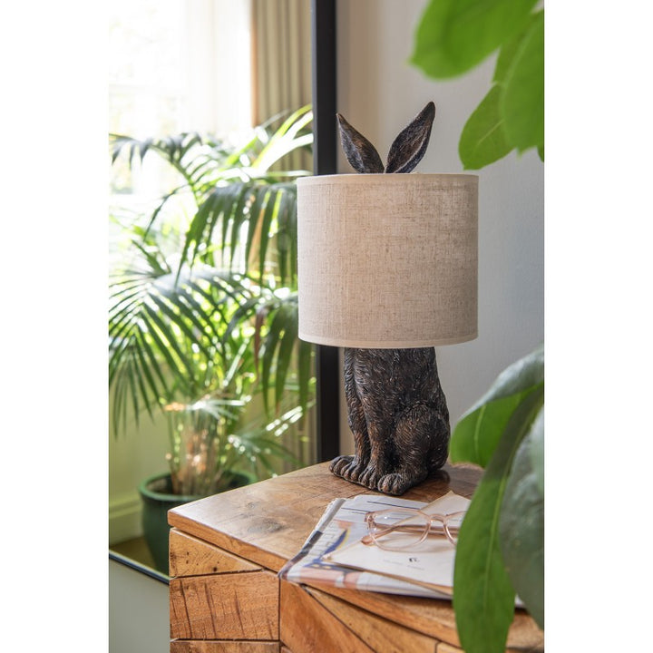 Tischlampe Kaninchen – dekorative Designlampe aus Polyresin in Braun und Beige